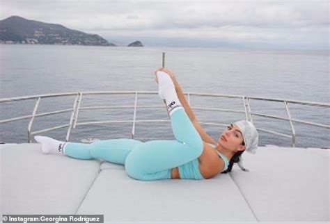 Ronaldos Girlfriend Georgina Rodriguez Perfects The Splits On A Yacht