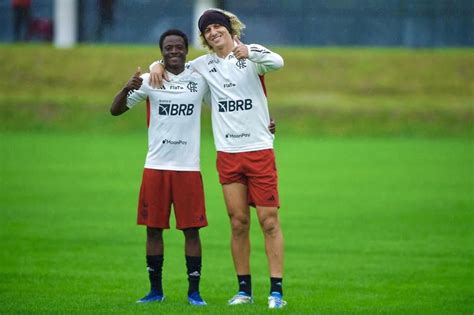 CRIAS DA BASE FLAMENGO INTEGRA A GAROTADA E TEM NIGERIANOS NO ELENCO