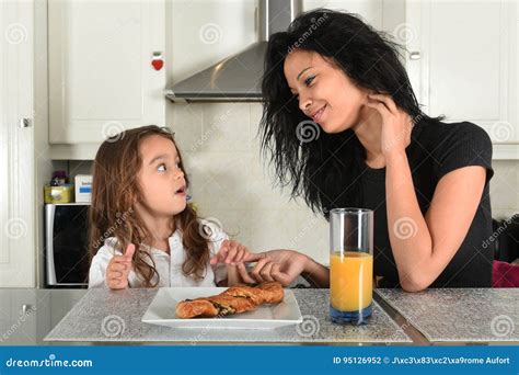 Madre Joven Y Su Hija Que Desayunan Foto De Archivo Imagen De Hija