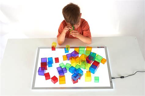 54 cubes transparents de 6 couleurs différentes et 3 tailles