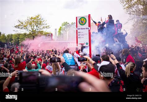 Leverkusen Germany 14th Apr 2024 Fans Empfangen Den Mannschaftsbus An