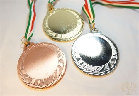 Komplet Medalj Rm9615 Zlata Srebrna Bronasta Premer 70 Mm Pokali