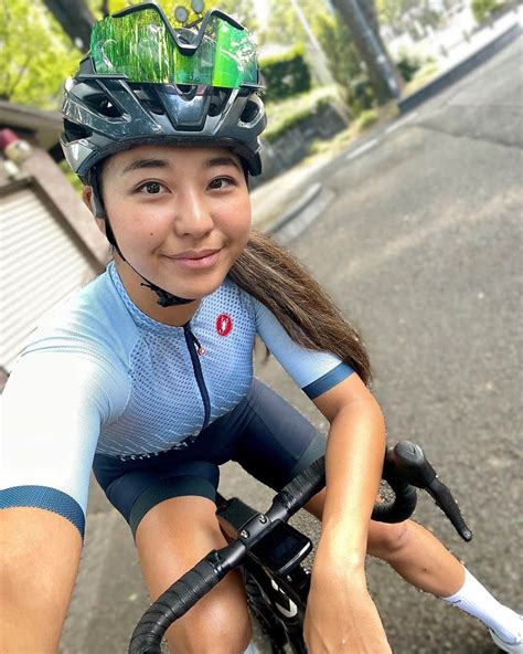 平良エレアさんのインスタグラム写真 平良エレアinstagram「雨降る前にサクッとコーヒータイム🚴‍♀️ 素敵なカフェでのんびり