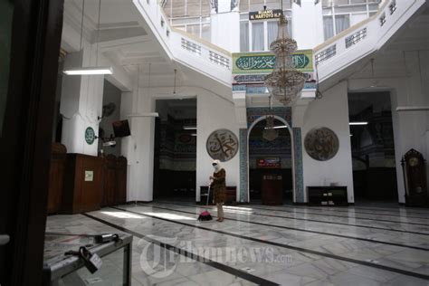 Peniadaan Shalat Jumat Berjamaah Di Mesjid Cut Meutia Jakarta Foto 2