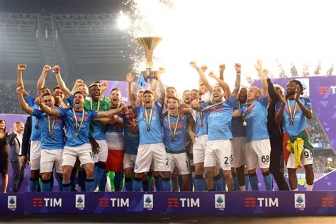 Il Napoli alza lo scudetto e saluta Luciano Spalletti la città tra