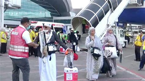 Jemaah Haji Kloter Pertama Debarkasi Makassar Tiba Di Tanah Air 18