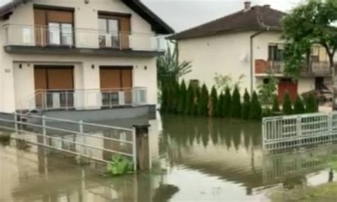 Neki ljudi se sami evakuisali neki prešli na viši sprat Poplavljene