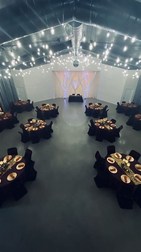 a large room filled with lots of tables and chairs