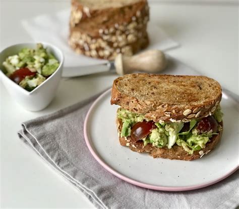 Sándwich de Atún Huevo y Aguacate Receta ekilu