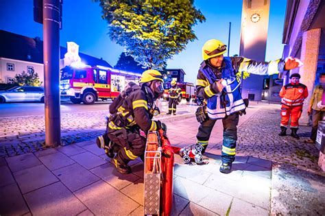 Großeinsatz Feuerwehr rettet leblose Person aus brennendem Keller