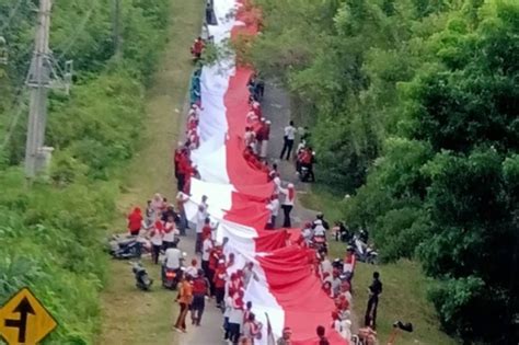 Merdeka Bendera Merah Putih Sepanjang 2500 Meter Dibentangkan 7500 Orang