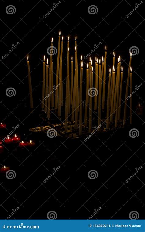 Velas Em Chamas Fundo Preto Imagem De Stock Imagem De Calor