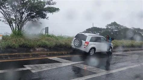 Choca camioneta contra tráiler en autopista Cardel Veracruz