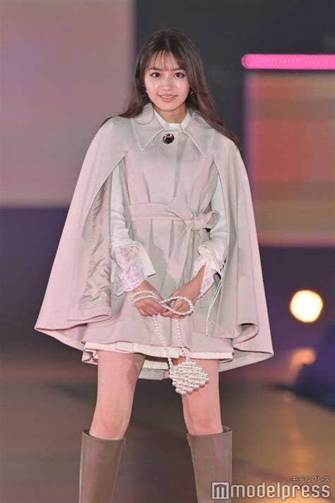 香音、美脚に釘付け ポンチョ風コート×レースでガーリーに＜girlsaward 2023 A／w＞ Newscafe