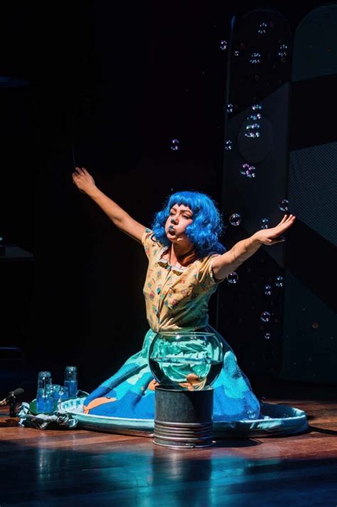 Diversão em Cena apresenta Clarice Matou os Peixes no Teatro do