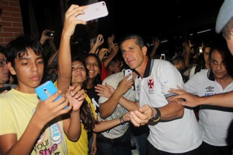 Torcida lota aeroporto e faz festa inesquecível no desembarque do Vasco