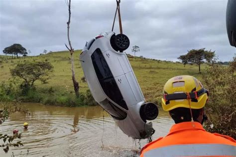 Trag Dia Em Minas Gerais Carro Que Caiu Dentro Do C Rrego Deixa