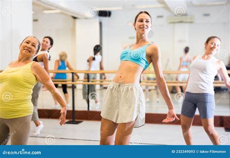 Varias Mujeres De Edad Bailando Danza Moderna Imagen De Archivo