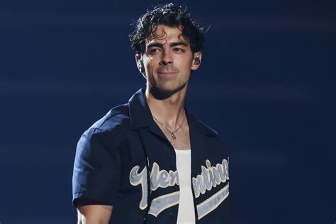 Joe Jonas Returns To Stage Without Wedding Ring Amid Divorce