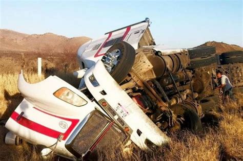 Vuelca tráiler en la carretera a Delicias