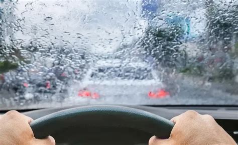 Consejos para conducir en tráfico pesado y lluvia 2024 elyex