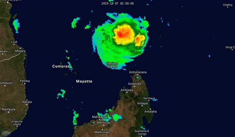 Le Cyclone Tropical Belna S Intensifie Km De Mayotte Menace