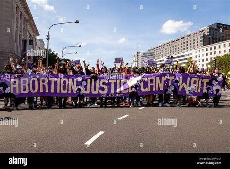 Manifestantes Sostienen Una Pancarta Durante La Marcha De Mujeres Por