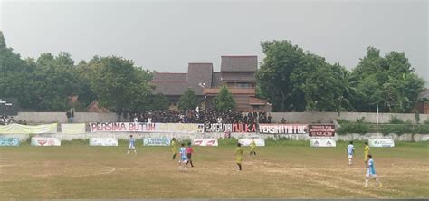 Aksi Suporter Persima Bentangkan Spanduk Majalengka Butuh Vitamin