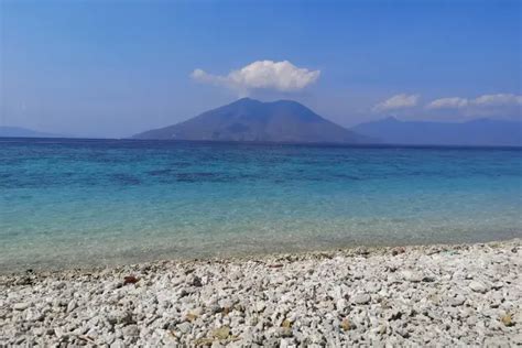 5 Wisata Pantai di Pulau Alor yang Bisa Bikin Betah - Pesisir