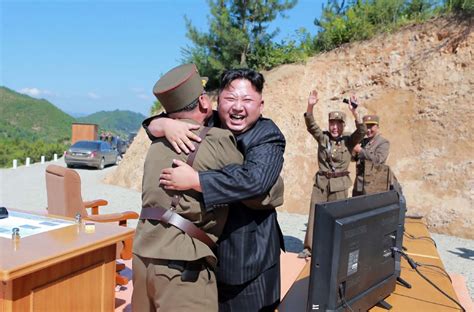 Líder norte coreano Kim Jong Un comemora lançamento de míssil