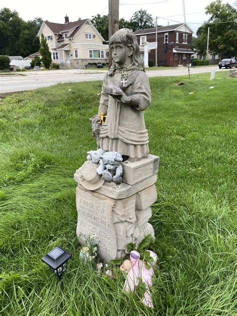 Emma Ochsner – Posts in the Graveyard