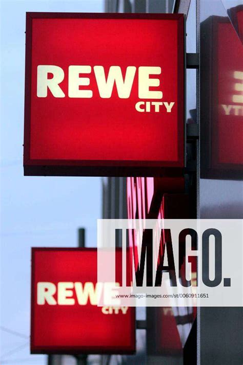 Leuchtreklame Mit Schriftzug Rewe City An Einer Filiale In Der