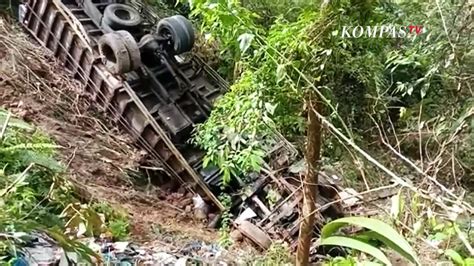 Diduga Rem Blong Truk Terjun Ke Jurang Di Mandailing Natal 1