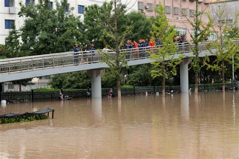 直击｜北京门头沟洪水已退：抛锚车辆横七竖八，道路泥泞快看澎湃新闻 The Paper