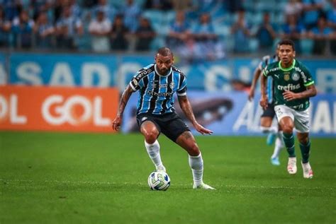 João Pedro Galvão passa em teste e reforça o time do Grêmio na partida