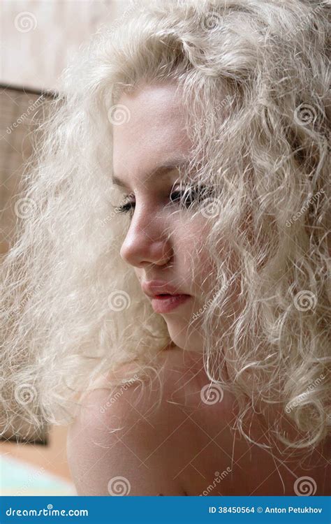 Blonde Behaarte Frau Stockfoto Bild Von Bezaubern Anziehen