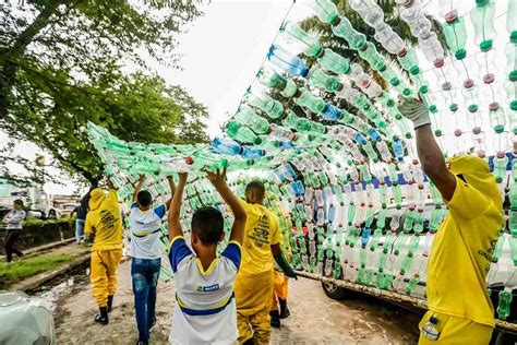 Estudantes criam ecobarreira para coletar lixo e evitar poluição em