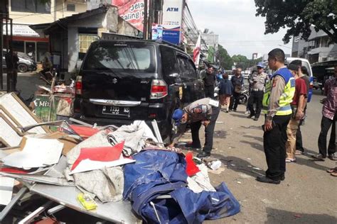 Minibus Hilang Kendali Di Bandung Tabrak PKL Dan Pejalan Kaki 7 Orang Luka