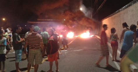 G1 Moradores Fecham Avenida Durante Protesto Em Vila Velha ES