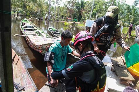 In Picture Banjir Isolasi Pemukiman Warga Di Kelurahan Mendawai