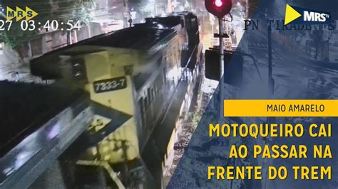 Motoqueiro Se Desequilibra E Cai Ao Furar Cancela Para Passar Na Frente