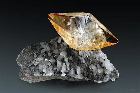 Calcite - Mineral Properties, Photos and Occurence