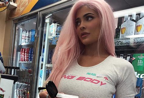 Kylie Jenner cmparte nuevas fotografías en bikini en Instagram y sorprende a sus fanáticos
