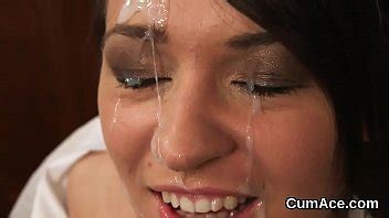 Melocotón coqueta recibe corrida en la cara comiendo toda la carga XVIDEOS