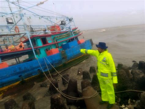 Kapal Hancur Diterjang Ombak Satu Nelayan Sempat Hilang