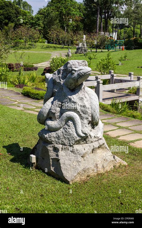 Chinese snake statue hi-res stock photography and images - Alamy