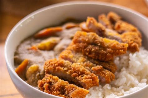 Aprenda a fazer o Tonkatsu Kare tradicional prato japonês à base de