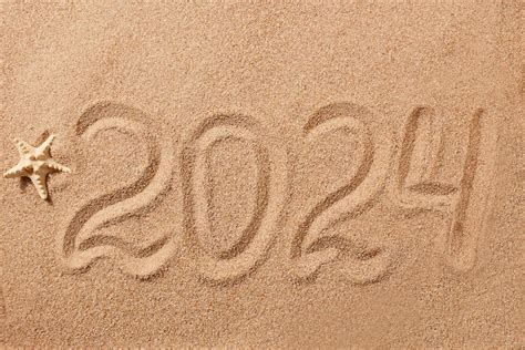 Bonne Année 2024 Carte De Vœux Les Chiffres 2024 Sur Le Sable Sur La Plage Une étoile De Mer