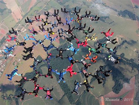 V Deo Mostra Salto De Grupo De Paraquedistas Que Bateu Recorde De