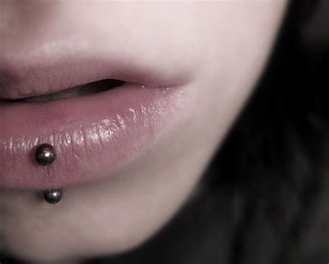 55 Piercing Labio Inferior Centro Ideas Labios Tatuados Letra